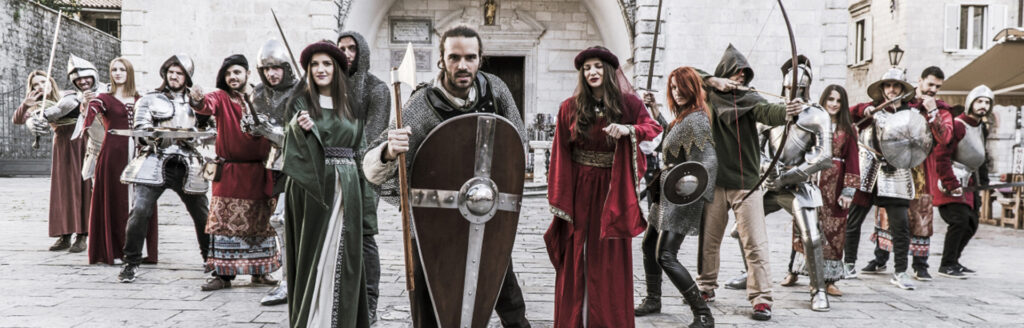 DIE BUCHT UND MITTELALTERLICHE STÄDTE Die mittelalterlichen Städte von Montenegro verfügen über ein reiches Kulturangebot. Perast ist eine Kleinstadt mit vielen historischen Kirchen und Palästen. Die Bootsfahrt zur Insel Gospa od Škrpjela bietet eine einzigartige Erfahrung. Kotor ist ein UNESCO-Weltkulturerbe und bezaubert mit seinen engen Gassen und altertümlichen Bauwerken. Im Seefahrtmuseum von Kotor kann man viel über die reiche maritime Geschichte dieser Region erfahren. Die oberhalb von Kotor gelegene Stadtmauer bietet einen spektakulären Ausblick auf die Bucht von Kotor.