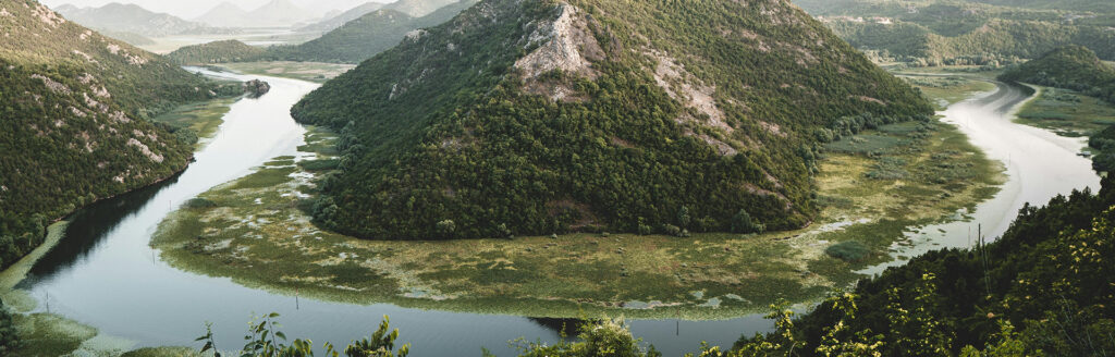 SKADARSEE Der Skadarsee, der größte See des Balkan, bietet faszinierende Anblicke. Virpazar, ein kleines Fischerdorf am Seeufer, ist der Startpunkt für zahlreiche Führungen, bei denen man alte Siedlungen und Festungen erkunden kann. Rijeka Crnojevića ist ein Ort von historischer Bedeutung, weil sich hier eine der ersten Druckereien Europas im 15.Jahrhundert befand. Eine Kreuzfahrt auf dem See ermöglicht den Besuchern, die reiche Flora und Fauna dieses Gebietes zu sehen, sowie viele seltene Vogelarten.