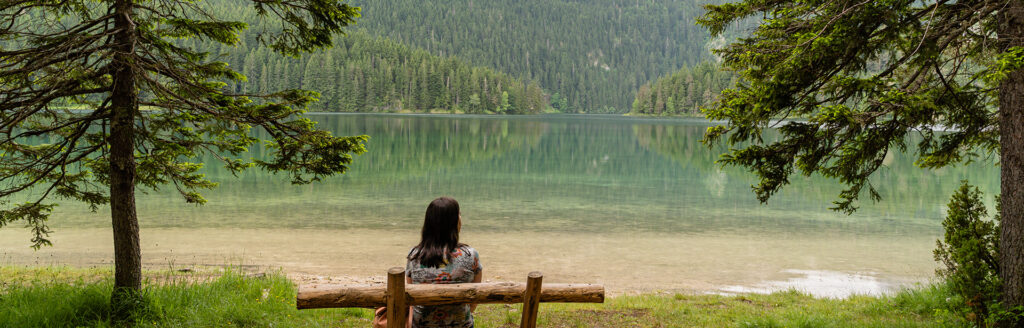 BERGAUGEN Im Gebirge verstecken sich die „Bergaugen“ - Seen, die sich auf einer Höhe von über 2000 Metern befinden. Geschichten von Feen, die um diese Seen herum leben, sind Teil der lokalen Legende. Auch der See Hrid im Nationalpark Prokletije im Nordosten des Landes ist nur eines von vielen Beispielen dieser Naturschätze. Wanderungen in diesen Gebieten bieten die Gelegenheit, die unberührte Natur und den schönen Ausblick auf die Umgebung zu genießen.