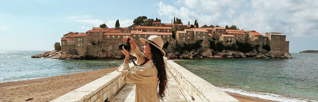 URLAUB IN MONTENEGRO, DIE HALBINSEL SVETI STEFAN Sveti Stefan, ein Luxusresort auf einer kleinen Halbinsel, ist weltbekannt. Die Halbinsel wurde von vielen berühmten Persönlichkeiten besucht, unter anderem von Sylvester Stallone und Sophia Loren. Hier fand auch die Hochzeit des besten Tennisspielers aller Zeiten statt, Novak Djokovic.